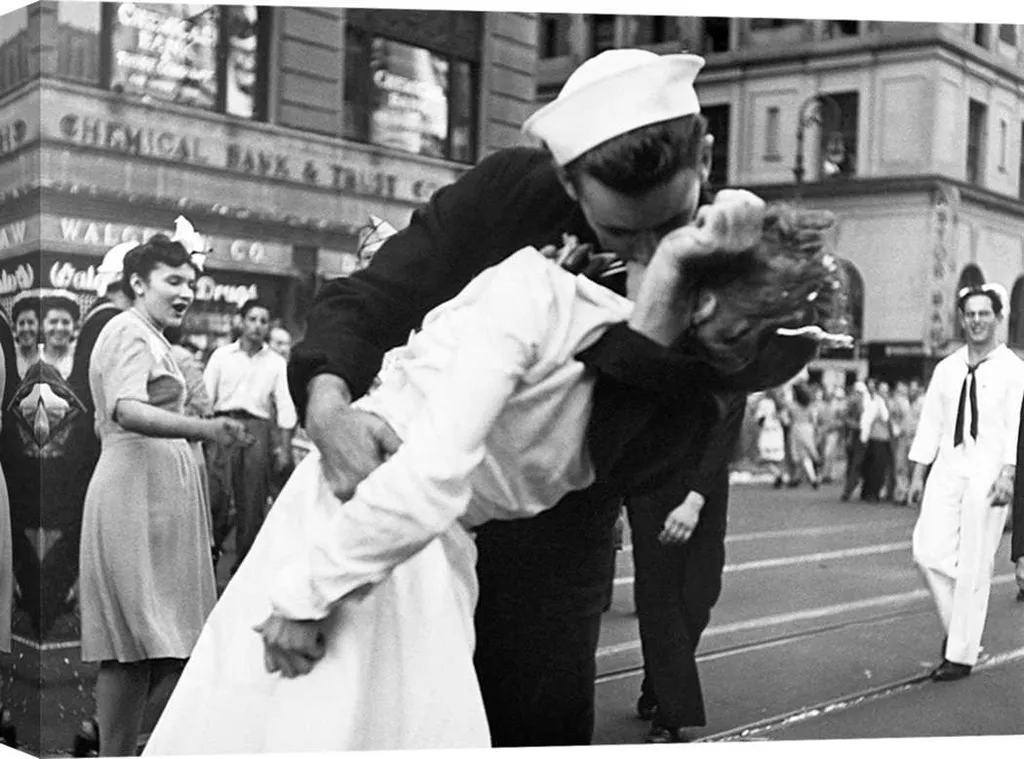 Tableau Photo sur Toile Noir et Blanc Le Baiser du Marin 1945 70x50 cm