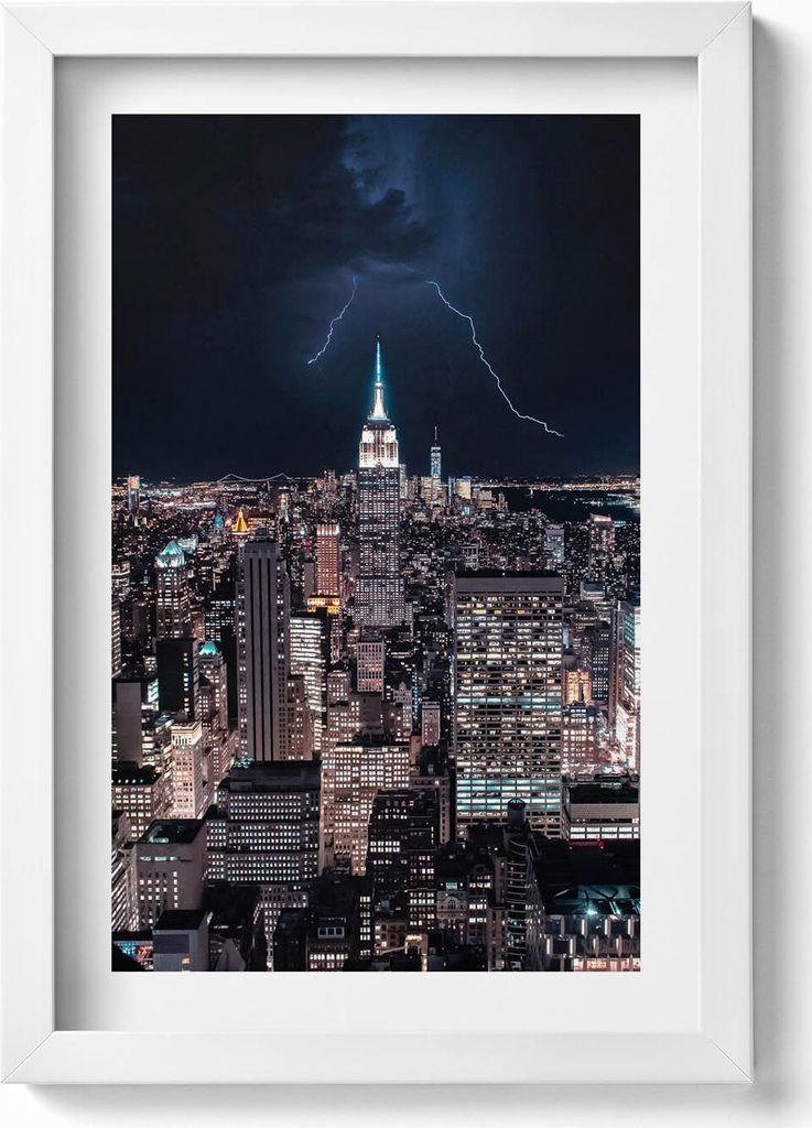 New Yorker Wolkenkratzer bei Nacht– Wandbild mit Rahmen – Gerahmtes Bild – Wanddekoration – 20x30 cm – Weiß