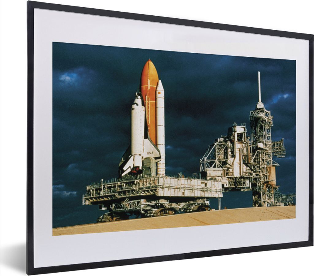 MuchoWow MuchoWow Gerahmtes Poster Vorbereitungen für den Start der Raumfähre am Abend 40x30 cm - Poster mit zchwarzem Bilderrahmen - Bilderr...