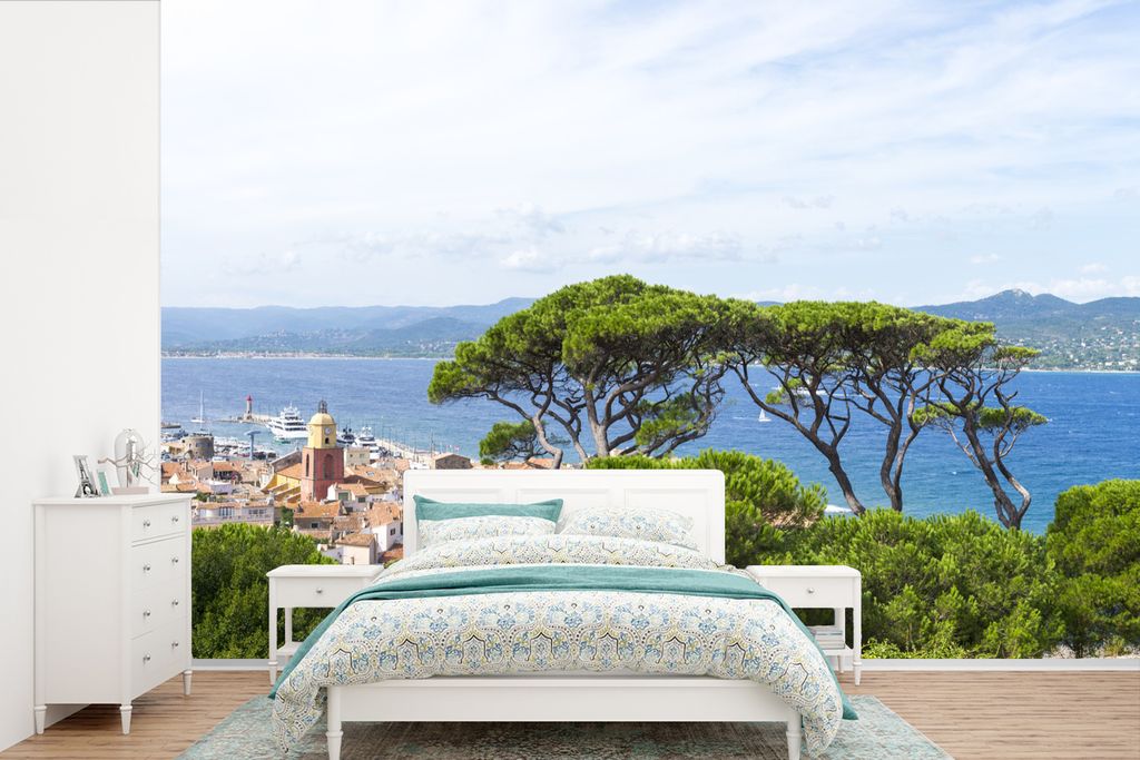 MuchoWow Fototapete für Wohnzimmer oder Schlafzimmer Wandtapete Vinyl Motivtapete Saint-Tropez in einer grünen Umgebung in Frankreich - 420x280...