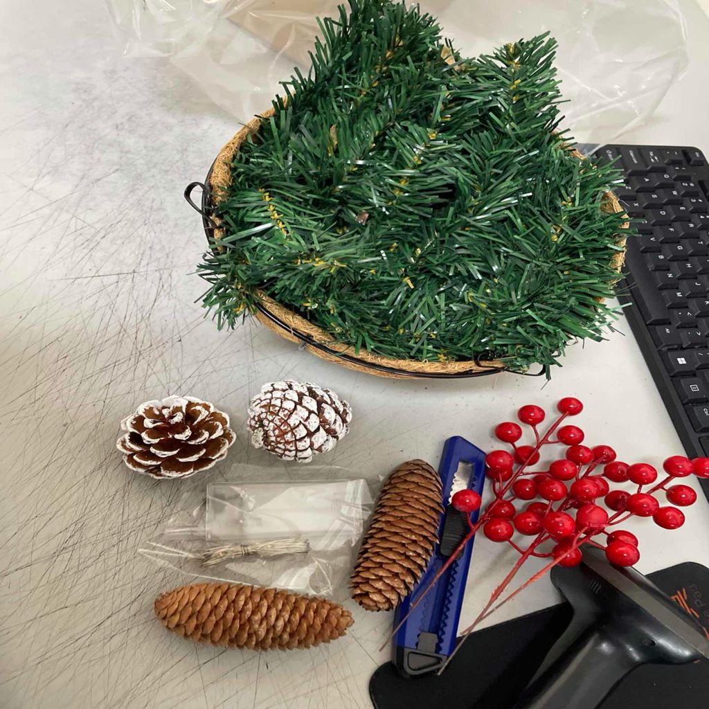 Cesto artificiale da appendere Decorazione natalizia Cesto Immagine del prodotto 