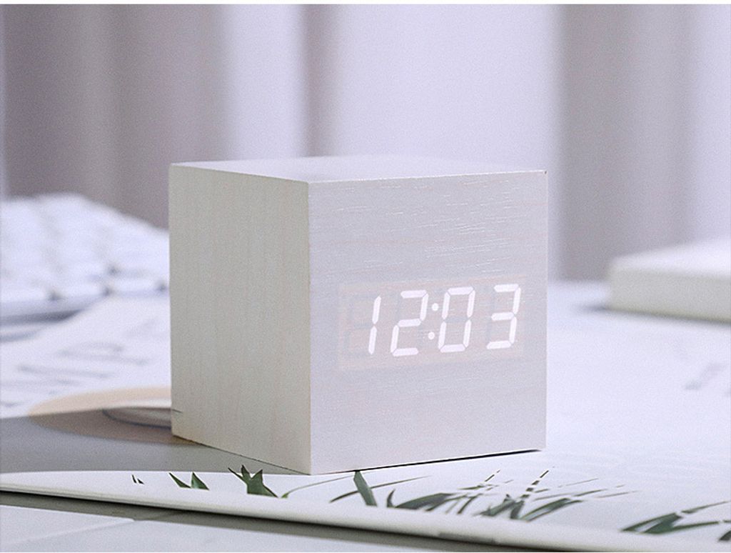Holzwürfel digitaler Wecker mit LED elektronischer Zeitanzeige Mini Holzwürfel Design Tischuhr Sprachsteuerung Timer Kalender grünes Licht