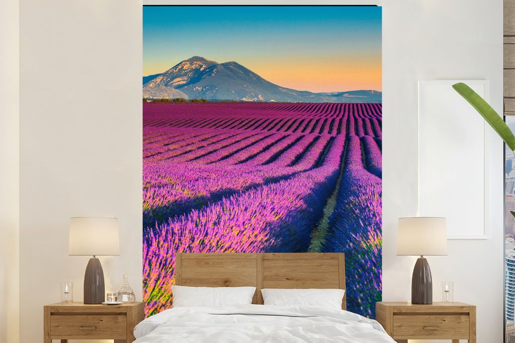 MuchoWow Fototapete für Wohnzimmer oder Schlafzimmer Wandtapete Vinyl Motivtapete Lavendel - Berg - Blumen - 145x220 cm - Wanddekoration