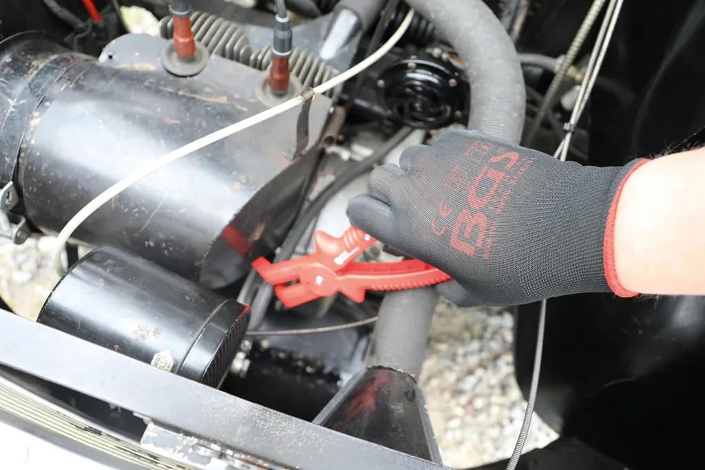 Pinza Stringitubo BGS 9274: L'accessorio Indispensabile per il Garage - 4
