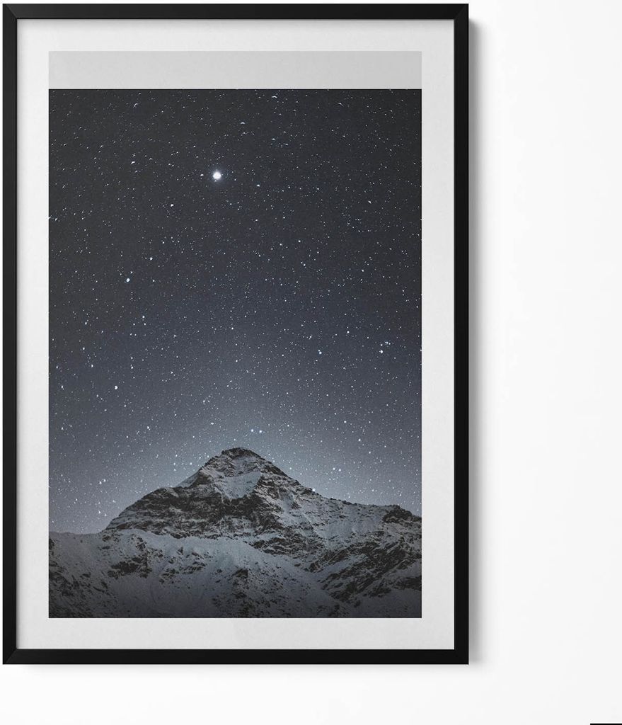 Berg in einer sternenklaren Nacht– Wandbild mit Rahmen – Gerahmtes Bild – Wanddekoration – 70x100 cm – Schwarz Rahmen