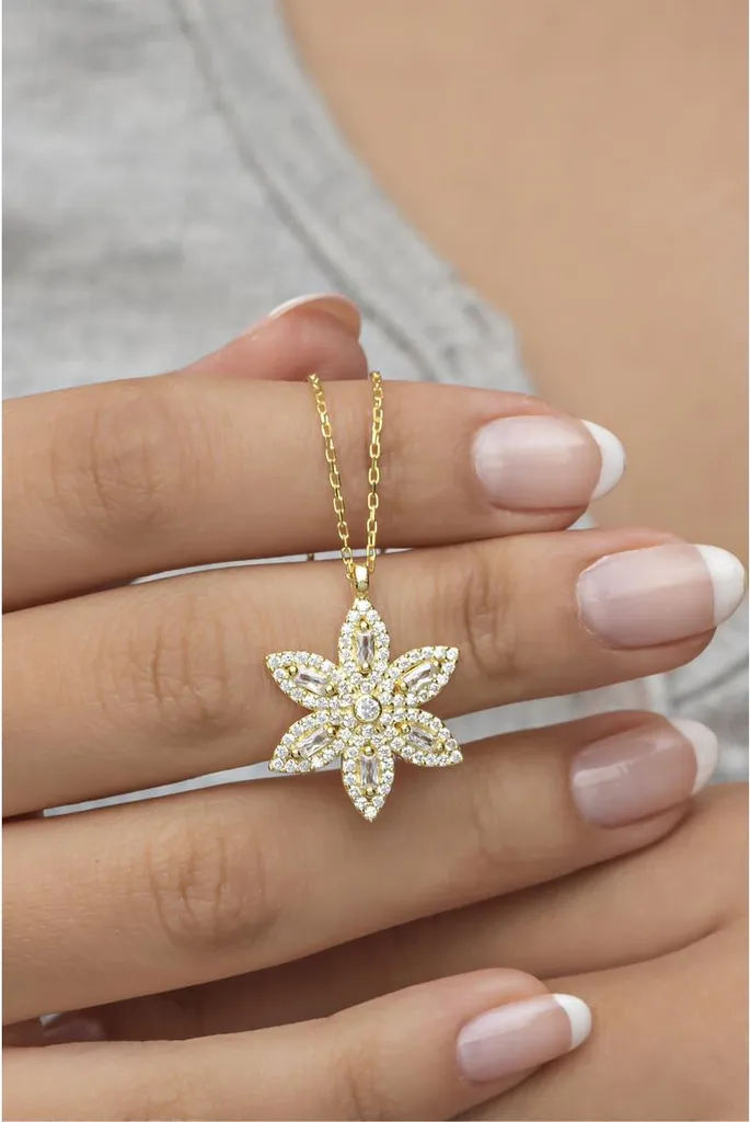 Bijou floral étincelant : collier argent 925 doré avec pierres de zircone