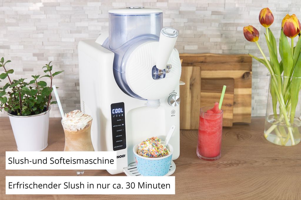 Die Unold 2in1-Slush- und Softeismaschine Sofie steht auf einer Küchentheke. Im Vordergrund stehen z