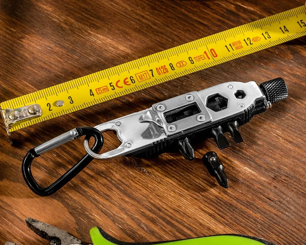 Multitool pour hommes - Porte-clés robuste avec 7 outils intégrés - 4