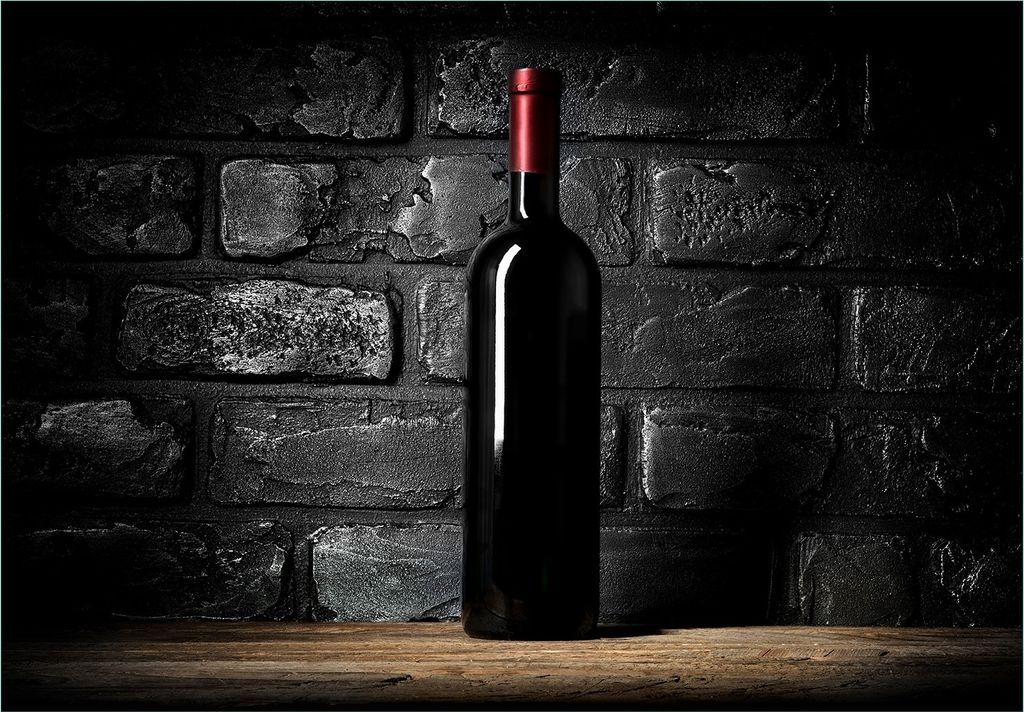 Wallario Fototapete Vliestapete, seidenmatte Oberfläche, einfache Verarbeitung, Größe 300 x 210 cm, Motiv Rotwein-Flasche am Abend
