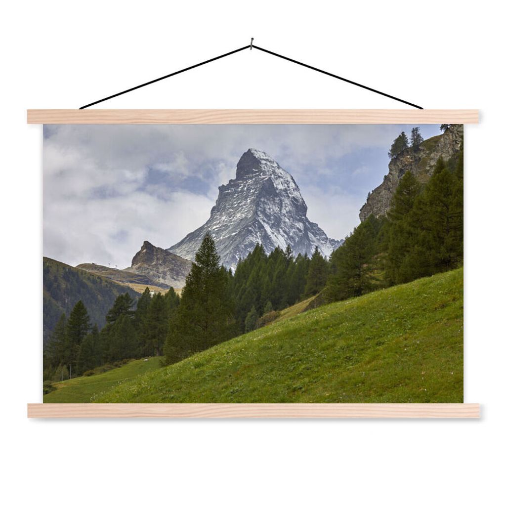 MuchoWow Textilposter Das Schweizer Matterhorn hinter einem Tannenwald 60x40 cm mit holzfarbenen Rahmen - Bilder