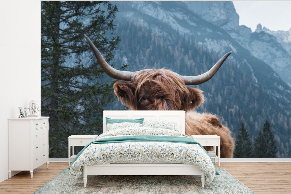 MuchoWow Fototapete für Wohnzimmer oder Schlafzimmer Wandtapete Vinyl Motivtapete Schottische Highlander - Wald - Berge - 400x300 cm - Papiertap...