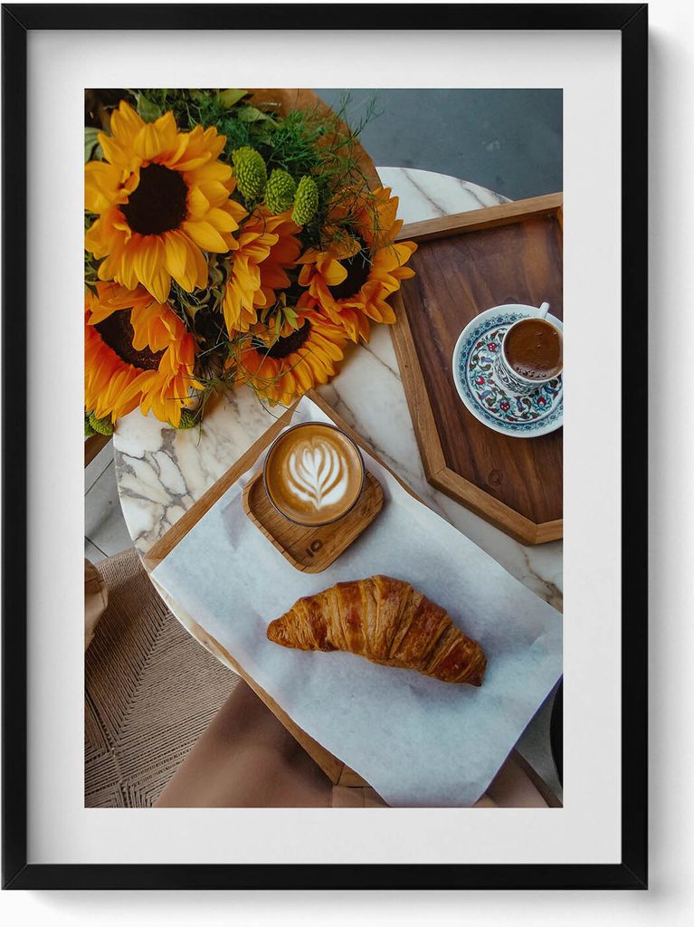 Französisches Croissant und Kaffee– Wandbild mit Rahmen – Gerahmtes Bild – Wanddekoration – 50x70 cm – Schwarz Rahmen