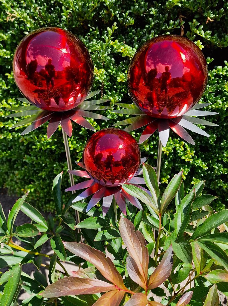 Blütenzauber Milano 3er Set Rosenkugel 15/15/10 cm Edelstahl rot poliert Gartenstecker Deko mit Stab 80 cm