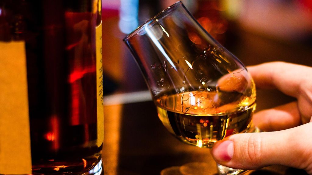 Jochen Schweizer Rum Tasting in Frankfurt am Main (8 Rum-Sorten); Erlebnis verschenken oder selbst erleben; Gutschein gültig für 1 Person Gruppe...