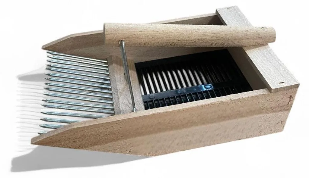 Ramasse-baies traditionnel avec peigne en bois et dents acier robustes
