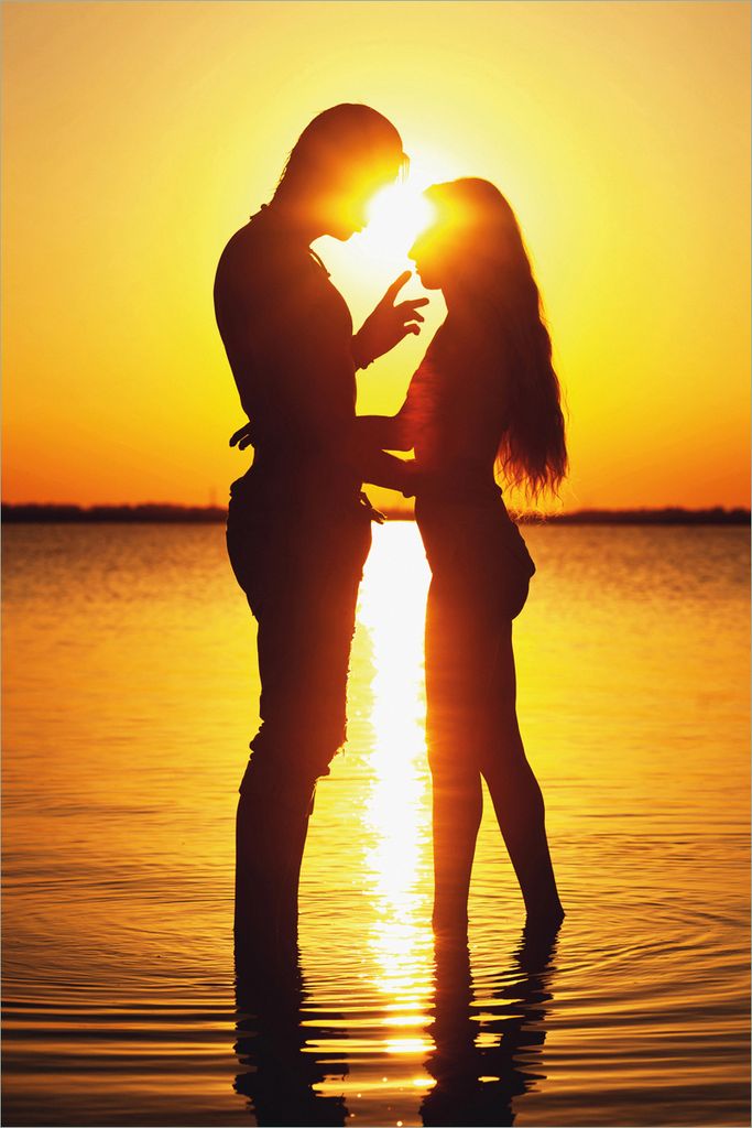 Wallario selbstklebendes Poster - Liebespaar im Sonnenschein, Größe: 61 x 91,50 cm