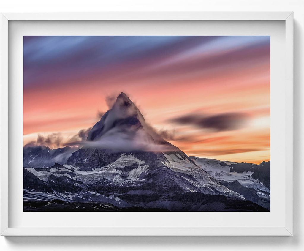 Einsamer Berg bei Sonnenuntergang– Wandbild mit Rahmen – Gerahmtes Bild – Wanddekoration – 80x60 cm – Weiß Rahmen