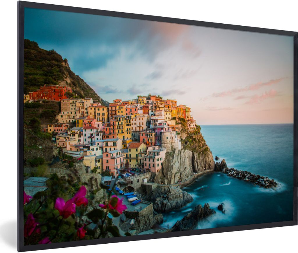 MuchoWow Gerahmtes Poster Die authentischen Häuser auf dem Berg und das blaue Wasser der Cinque Terre 90x60 cm - Poster mit Schwarzem Bilderrahm...