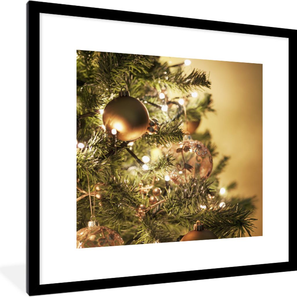 MuchoWow Gerahmtes Poster Ein Weihnachtsbaum mit bunten Kugeln 40x40 cm - Poster mit Schwarzem Bilderrahmen Wandposter Rahmen Foto Bilder - Poste...