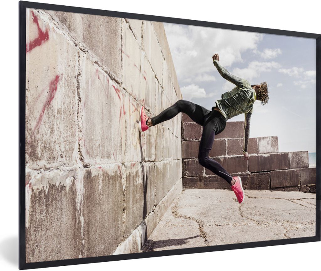 MuchoWow Gerahmtes Poster Ein junger Mann, der Parkour macht 30x20 cm - Poster mit Schwarzem Bilderrahmen Wandposter Rahmen Foto Bilder - Kunstdr...