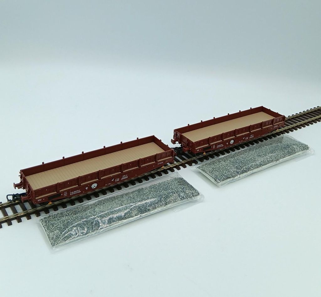 TILLIG Güterwagenset DR, bestehend aus zwei Schwerlastwagen Rmms 3960, beladen mit Neuschotter Ep.IV 70071 Spur H0