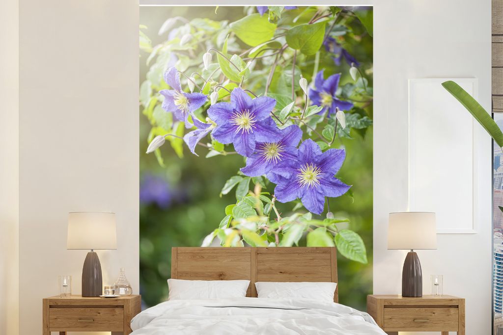 MuchoWow Fototapete für Wohnzimmer oder Schlafzimmer Wandtapete Vinyl Motivtapete Lila Blüten an einer Kletterpflanze - 200x300 cm - Wanddekora...