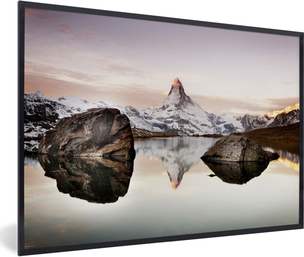 MuchoWow Gerahmtes Poster Blick vom Stellisee auf das Matterhorn in der Schweiz 30x20 cm - Poster mit Schwarzem Bilderrahmen Wandposter Rahmen Fo...