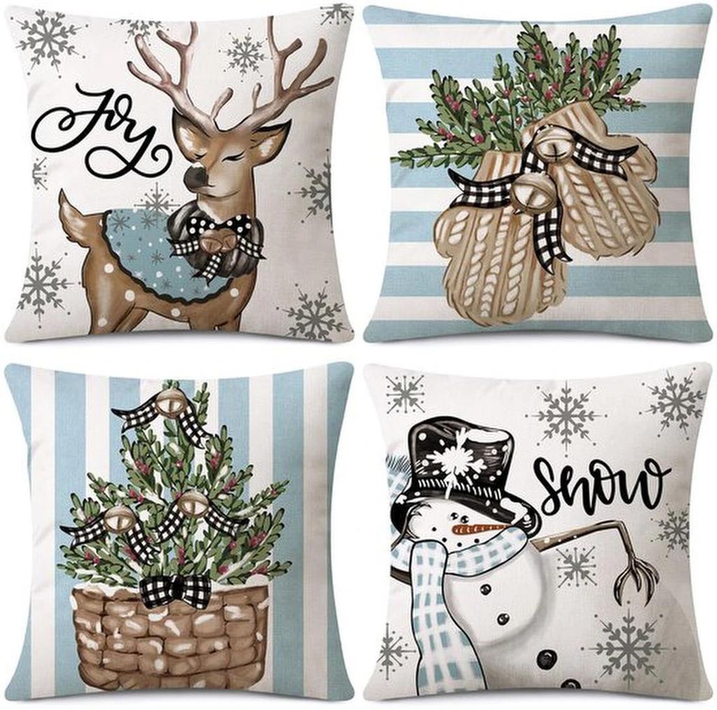 Unyqoos Set mit 4 dekorativen Weihnachtskissenhüllen für festliche Wohnräume in Blau mit Rentier und Schneemann