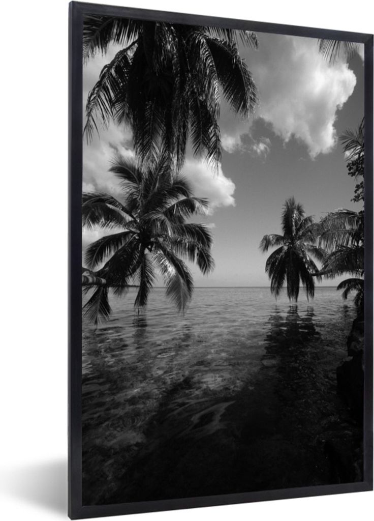 MuchoWow MuchoWow Gerahmtes Poster Reflexion von Palmen im Meer von Mo'orea in schwarz und weiß 60x90 cm - Poster mit zchwarzem Bilderrahmen -...