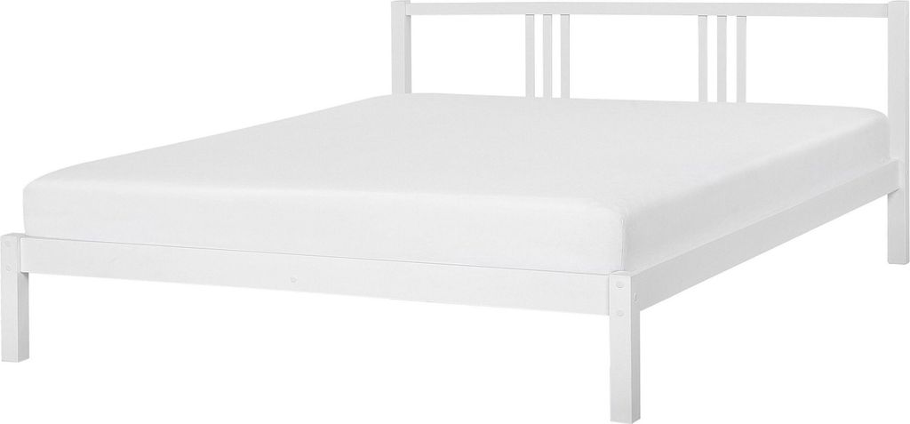 BELIANI Bett Weiß Kiefernholz mit Lattenrost 180 x 200 cm Hohes Kopfteil Lattenoptik Klassisch Skandinavisch Schlafzimmer Holzbett Doppelbett