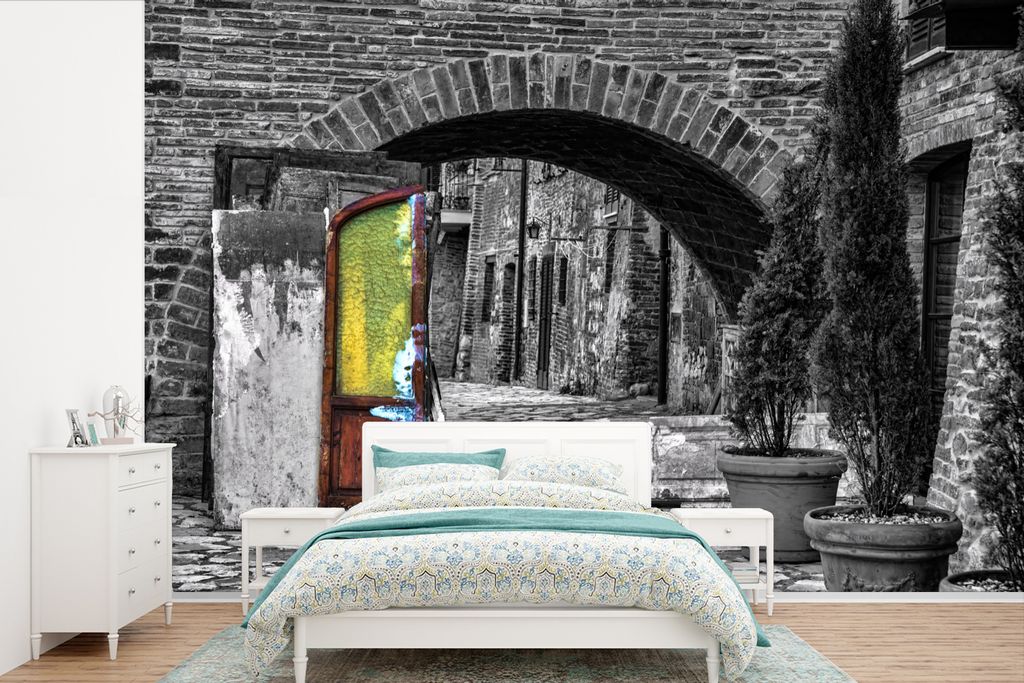 MuchoWow Fototapete für Wohnzimmer oder Schlafzimmer Wandtapete Vinyl Motivtapete Schwarz-Weiß-Foto mit einem gelben Fenster in Italien - 450x3...