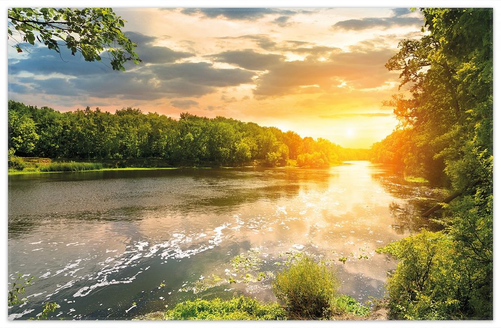 Wallario Premium Teppich, Größe 90 x 140 cm, Sonnenuntergang am Fluss in grüner Umgebung