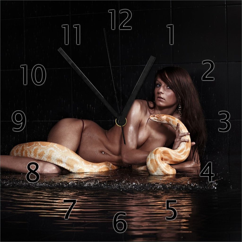 Wallario Design Wanduhr Nackte Frau mit Python-Schlange im Wasser aus Echtglas, Größe 30 x 30 cm