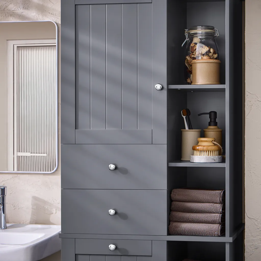 Solution rangement salle de bain étroite : armoire haute et bac à linge