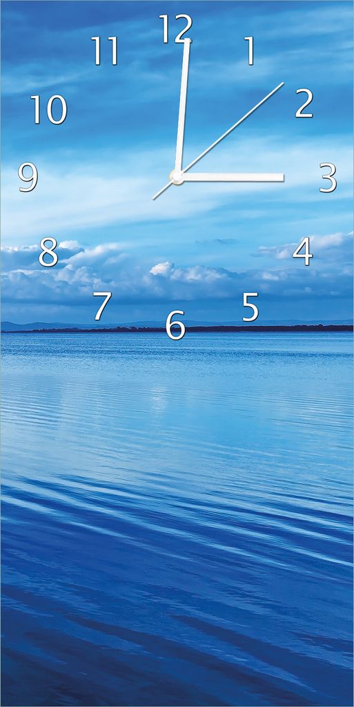 Wallario Design Wanduhr Blaue Meeresbucht in Italien mit Spiegelung im Wasser aus Echtglas, Größe 30 x 60 cm