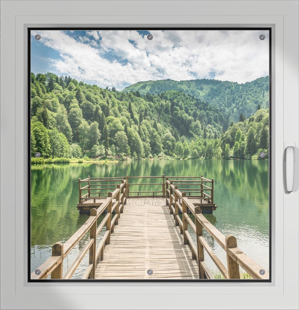 Wallario Lichtschutzbild, Dekorativer Sichtschutz Sonnenschutz 96 x 93 cm mit Motiv: Steg am See in den Bergen - Verdunklung ohne Bohren