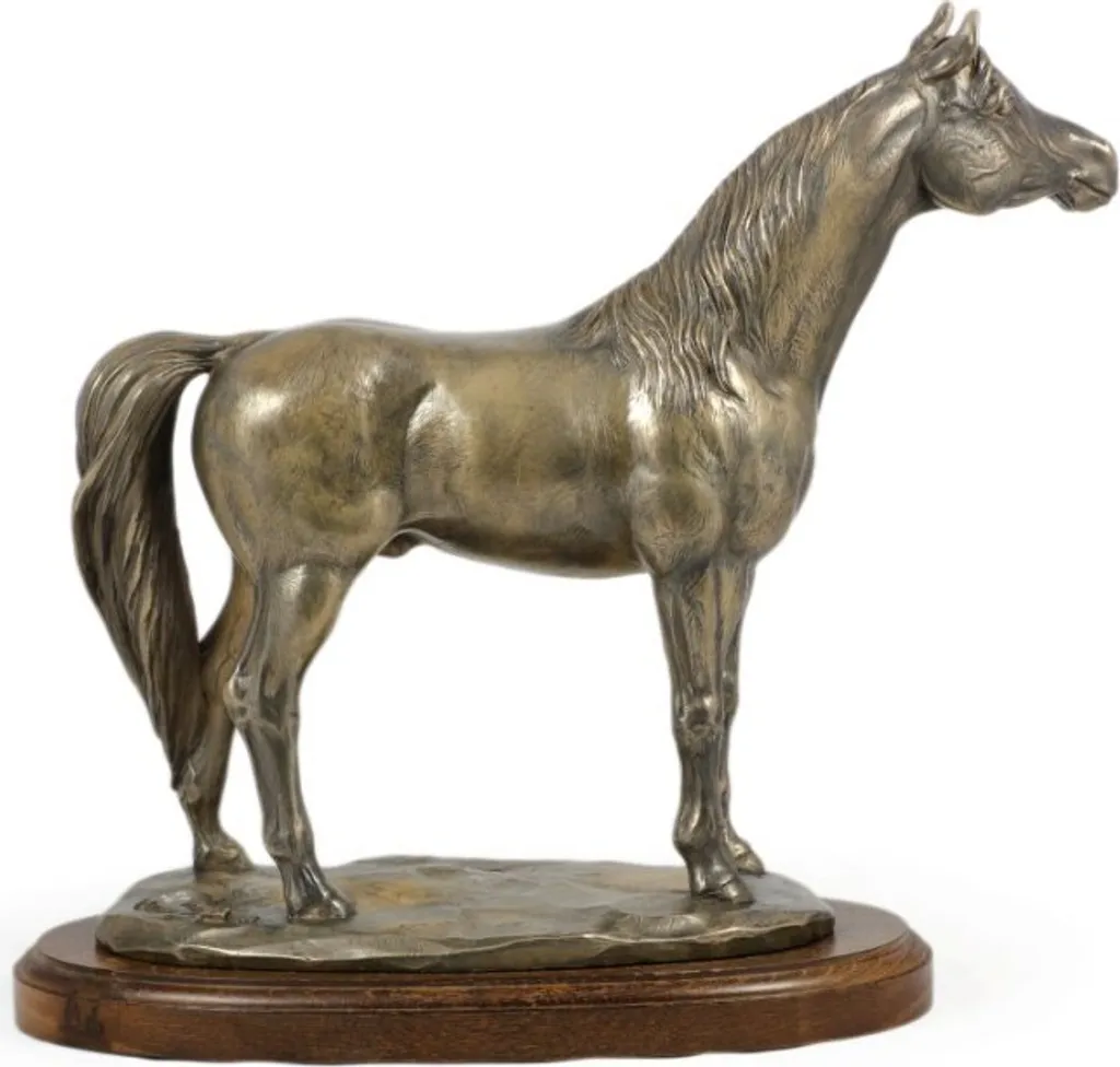 Sculpture cheval robuste et élégante silhouette bois pour déco bureau
