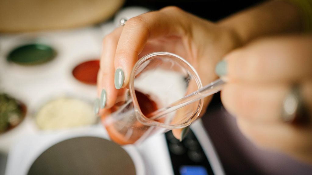 Jochen Schweizer Lippenstift selber machen Düsseldorf; Erlebnis verschenken oder selbst erleben; Gutschein gültig für 1 Person Gruppengröße: ...