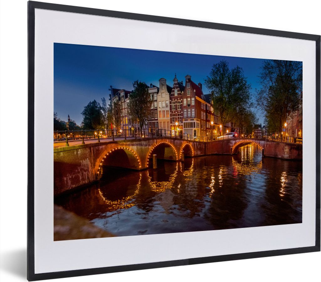 MuchoWow MuchoWow Gerahmtes Poster Amsterdams Keizersgracht mit einer beleuchteten Brücke 40x30 cm - Poster mit zchwarzem Bilderrahmen - Bilde...