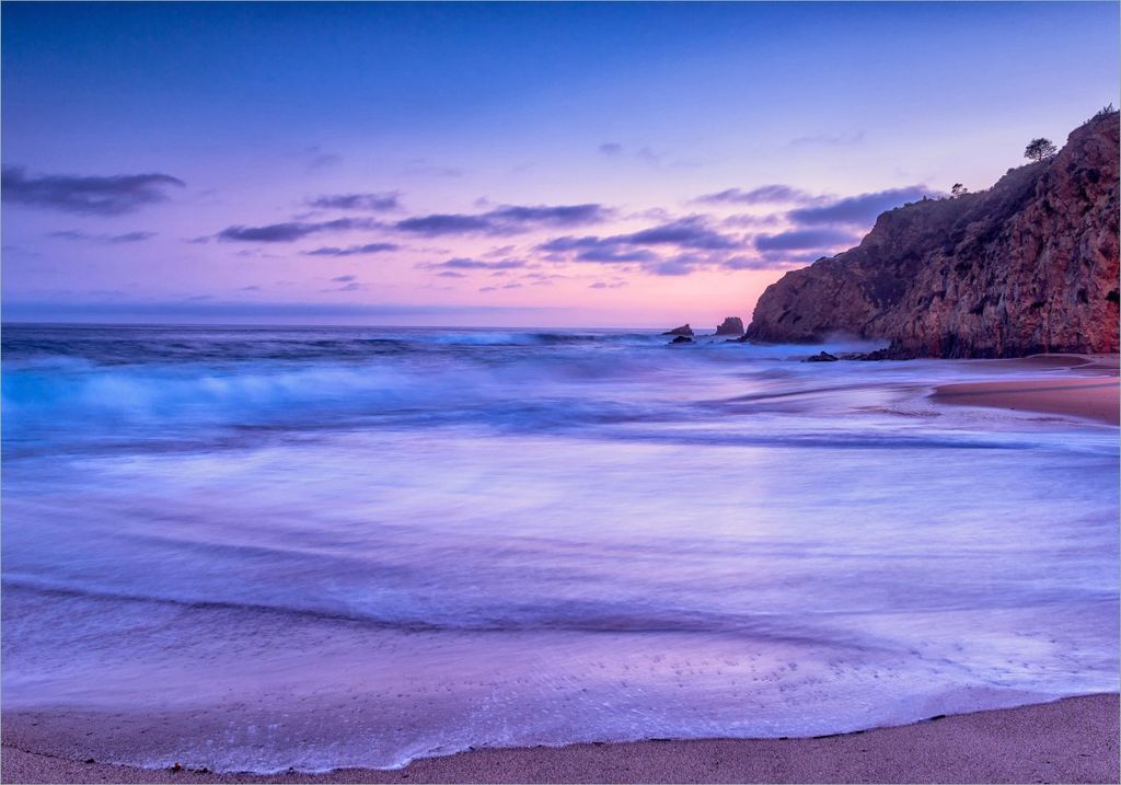 Wallario selbstklebendes Poster - Kalifornischer Strand am Abend mit Felsenküste, Größe: 70 x 100 cm