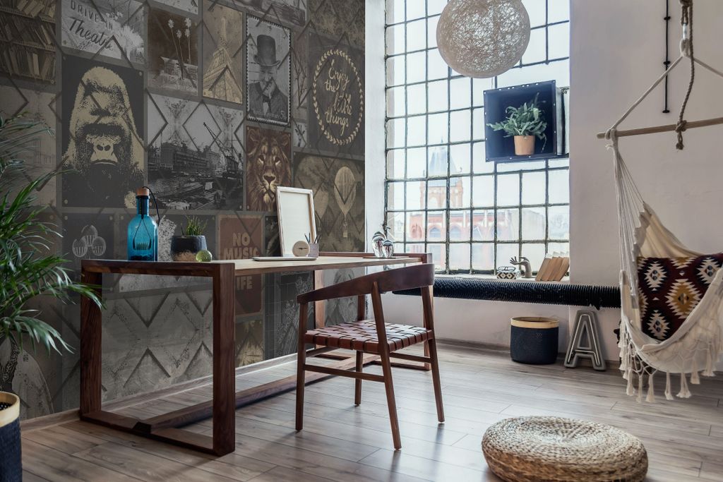 NEWROOM Tapete Grau Vliestapete Briefmarken - Mustertapete Vintage Taupe Rot Poster Schriftzug Rustikal