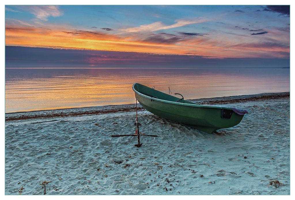 Wallario Küchenrückwand aus Glas, Größe: 90 x 60 cm, Motiv: Einsames Fischerboot mit Anker am Strand | Spritzschutz | abwischbar | pflegeleicht...