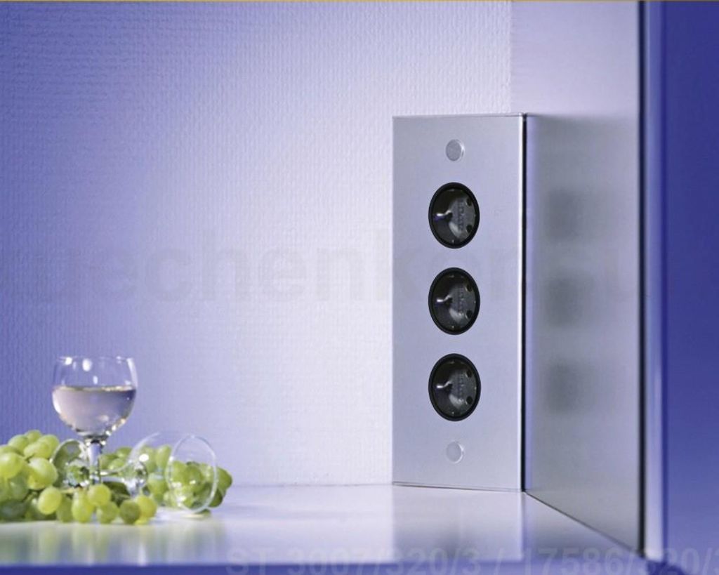 Thebo Ecksteckdose 17586/320/3 Edelstahl 3fach ST 3007/320/3