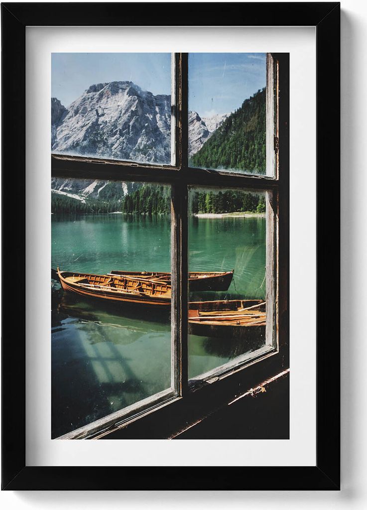 Blick aus dem Fenster auf einen See mit einem Boot– Wandbild mit Rahmen – Gerahmtes Bild – Wanddekoration – 20x30 cm – Schwarz