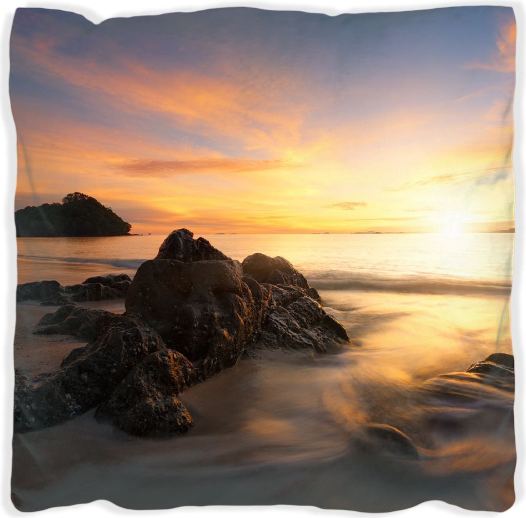 Wallario Premium Kissen, weiche Oberfläche, mit Motiv Sonne über dem Meer mit Felsenlandschaft, Größe: 40 x 40 cm, mit weißer Rückseite