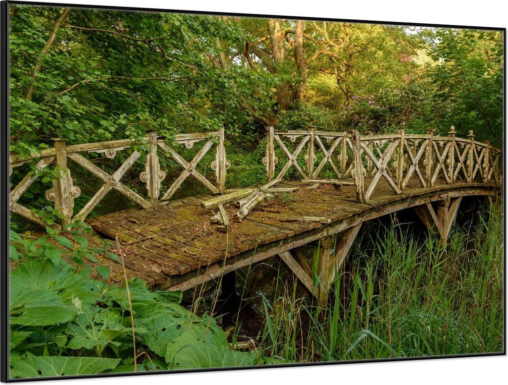 Wallario Wandbild Verwunschene Brücke, Größe: 61 x 91,50 cm, Poster mit schwarzem Aluminiumrahmen