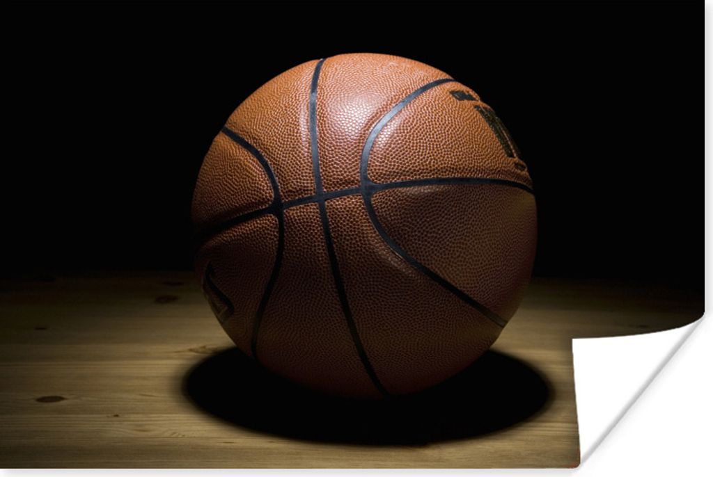 MuchoWow® Poster Ein Basketball im Scheinwerferlicht in Produktbild 