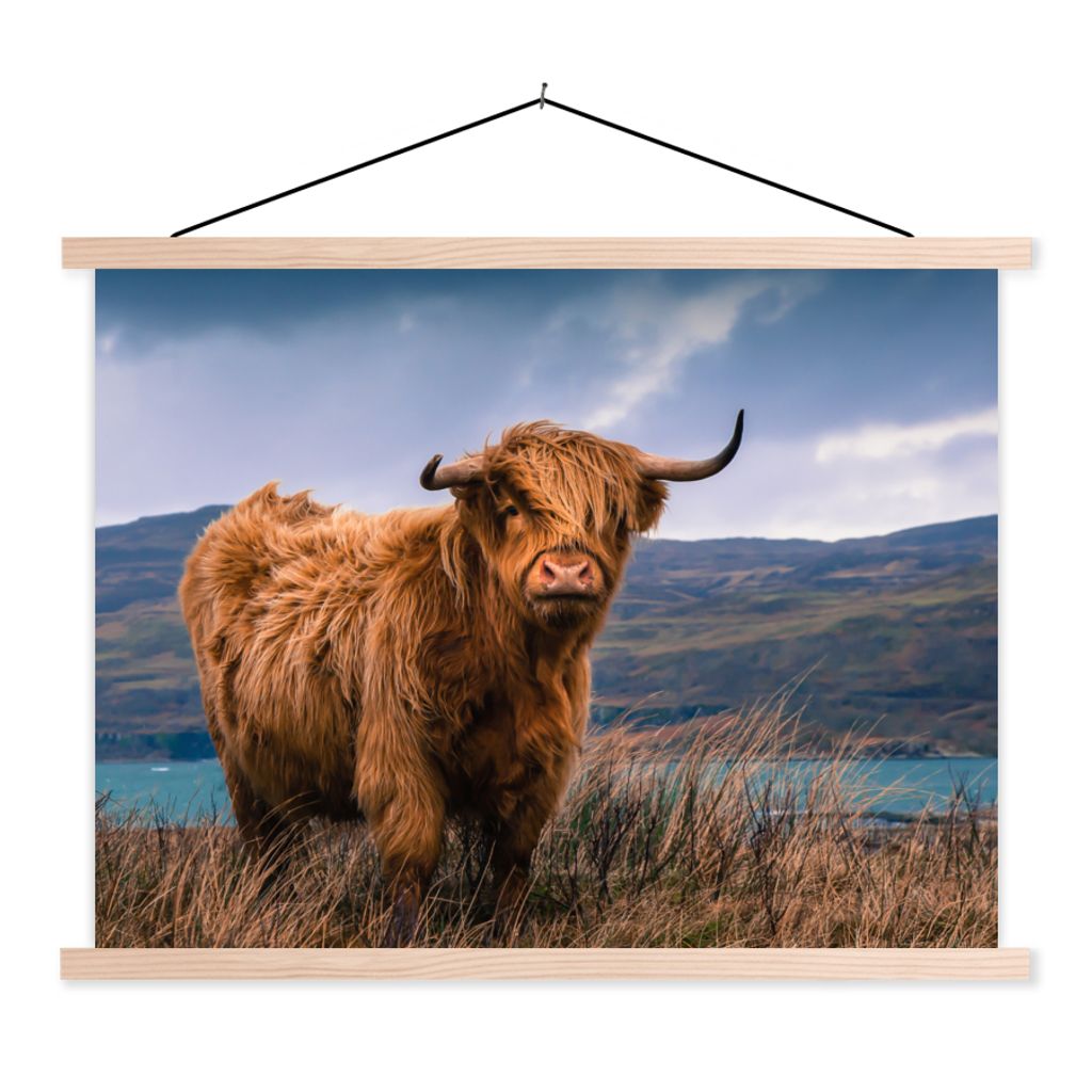 MuchoWow Textilposter Schottischer Highlander - Berg - Wasser - Natur - Kuh 60x45 cm mit holzfarbenen Rahmen - Bild