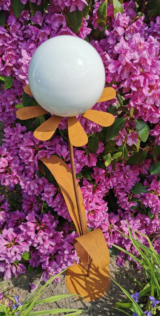 Skulptur Blume Rotterdam Cortenstahl 97 cm mit Standfuß Kugel Edelstahl weiß poliert (glänzend) Dekoration Garten