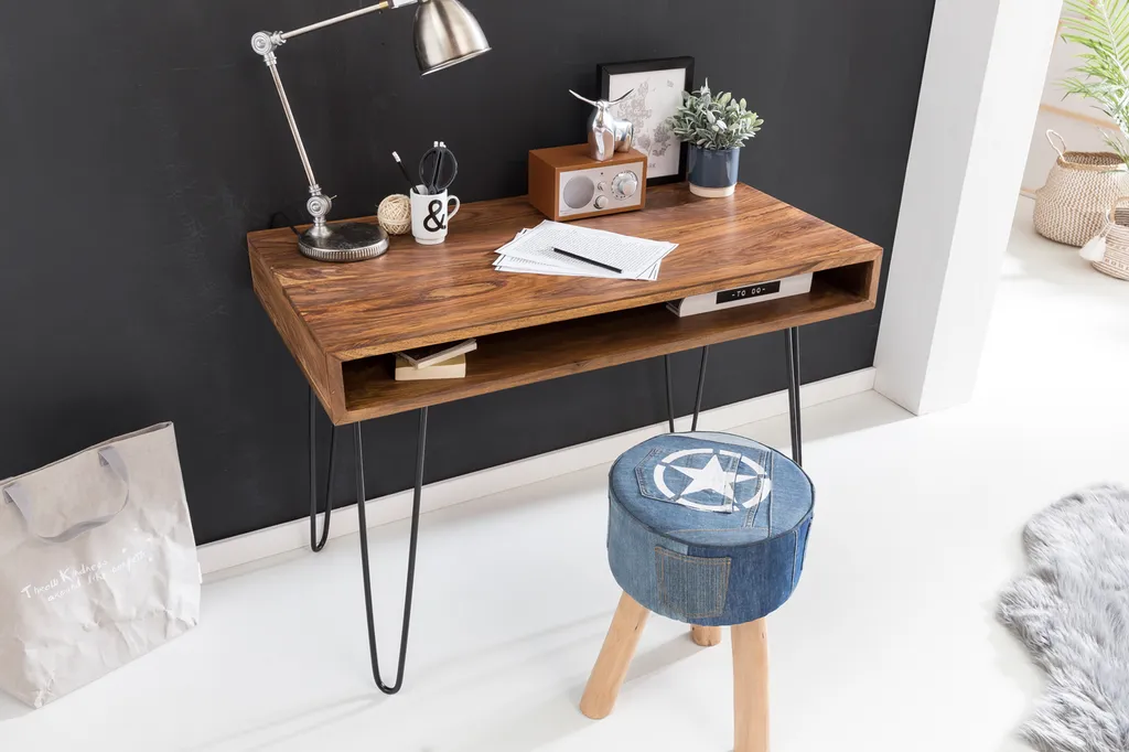 Bureau en bois massif BAGLI brun 110 cm avec plateau large et robuste